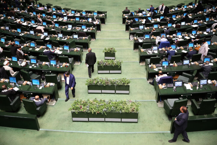 کمیسیون برنامه مجلس چه تغییراتی در لایحه افزایش حقوق اعمال کرد؟