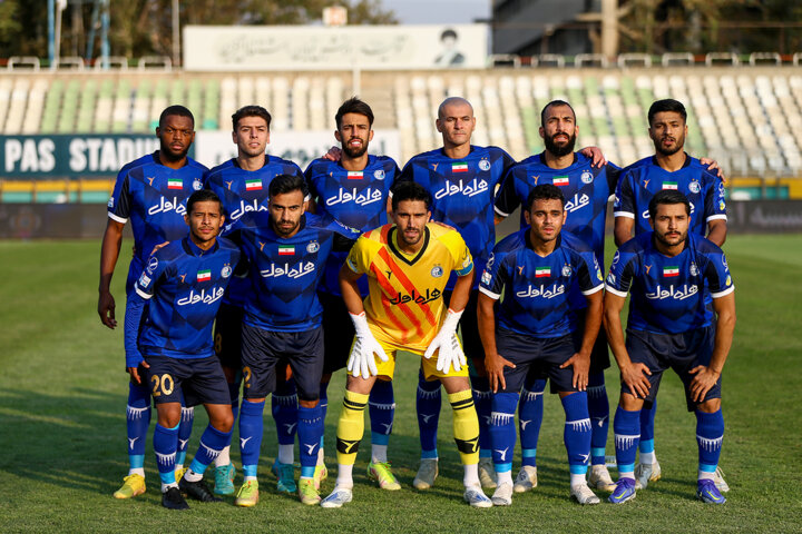 روشن: فتحاللهزاده باید چند سال در استقلال بماند/ جای یامگا جلوی دروازه است نه دفاع