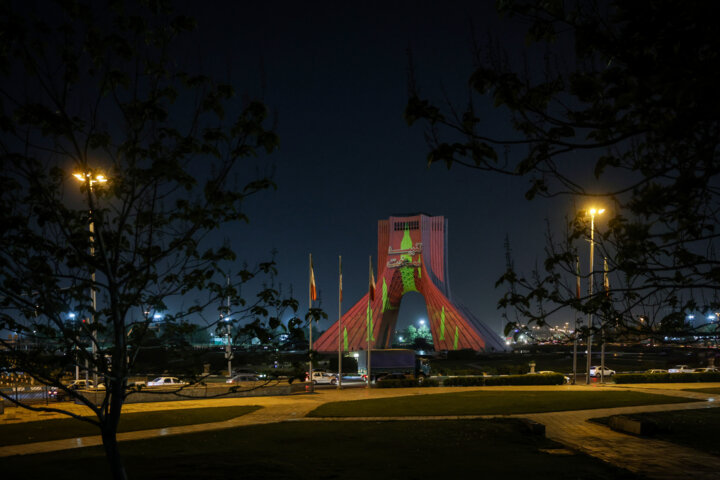 رونمایی از دیوارنگاره «وعدالصادق» تا نورپردازی در میدان آزادی