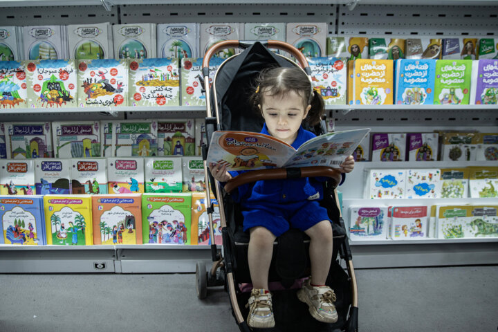 لذت لمس کتاب در قفسههای رنگی+ فیلم