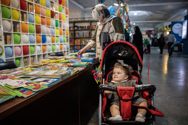 لذت لمس کتاب در قفسههای رنگی+ فیلم