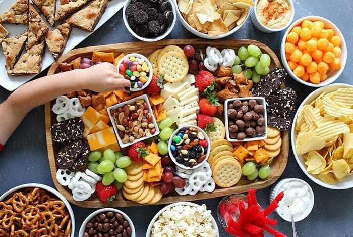 خوردن تنقلات چه ارتباطی به پرخوری دارد؟