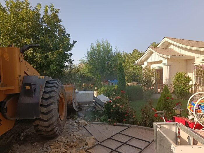 تخریب یک شهرک غیرقانونی با ۲۴ ویلای لوکس در چهارباغ کرج