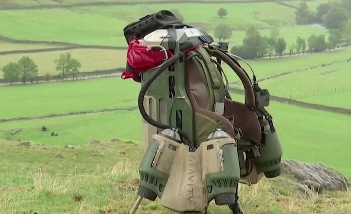 امدادگران با لباس پرنده به سرعت به کمک سانحهدیدگان میروند+فیلم