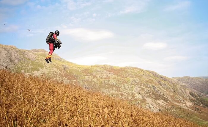 امدادگران با لباس پرنده به سرعت به کمک سانحهدیدگان میروند+فیلم