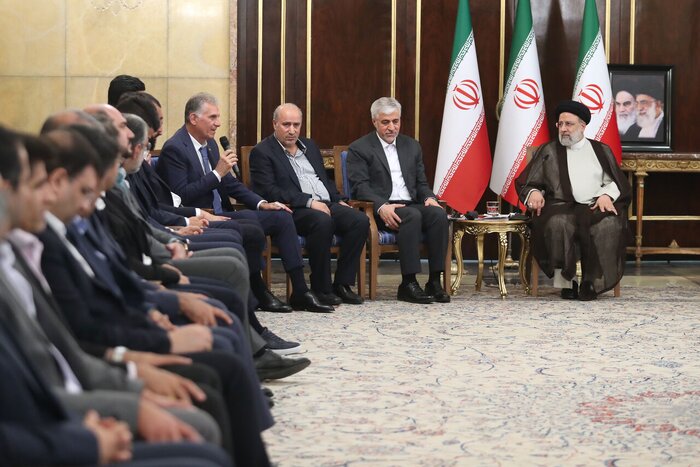 بدرقه ملیپوشان فوتبال ایران با حضور آیتالله رئیسی/کیروش: قلبمان با هواداران است