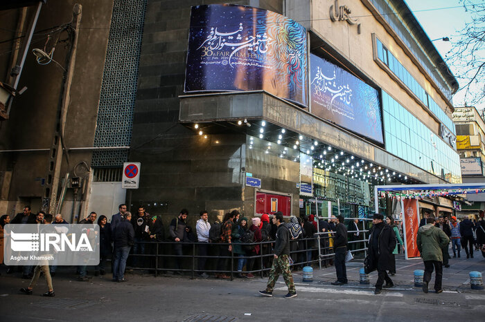 فجر در تسخیر غرب تهران/نوستالژی فجربازها میان زرقوبرق پاساژ-سینماها خاموش میشود؟