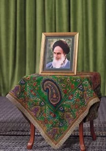 پیام استفاده از صنایع دستی در دکور سخنرانی رهبر انقلاب