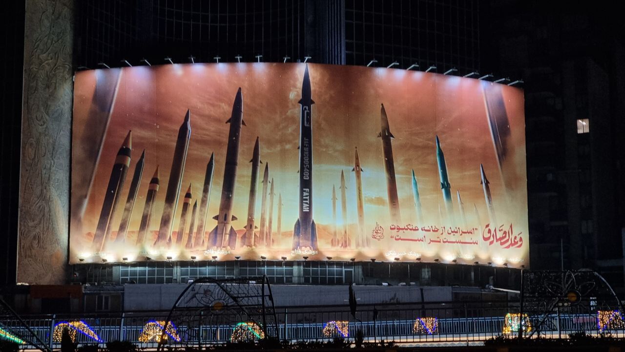 رونمایی از دیوارنگاره «وعدالصادق» تا نورپردازی در میدان آزادی رونمایی از دیوارنگاره «وعدالصادق» تا نورپردازی در میدان آزادی