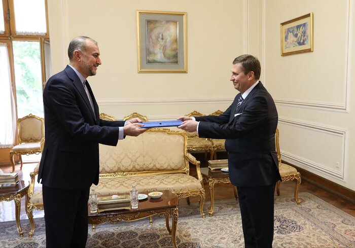 تقدیم رونوشت استوارنامه سفرای قزاقستان، فنلاند و صربستان