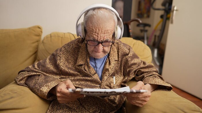 علیرضا خمسه جلوی دوربین «گیله پیرمرد»/ زندگی اردشیر کاظمی در قاب مستند