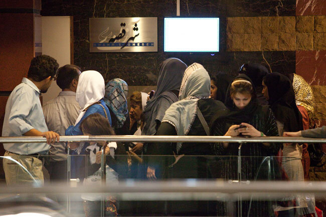 گزارش میدانی ایرنا از شنبهِ سینمایی؛ مخاطب ۲۰ میلیونی و مردمی که سینما میروند