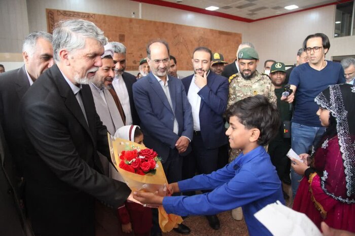 وزیر فرهنگ دبیرخانه جشنواره بینالمللی شرکتهای دانشبنیان در جزیره بوموسی را افتتاح کرد