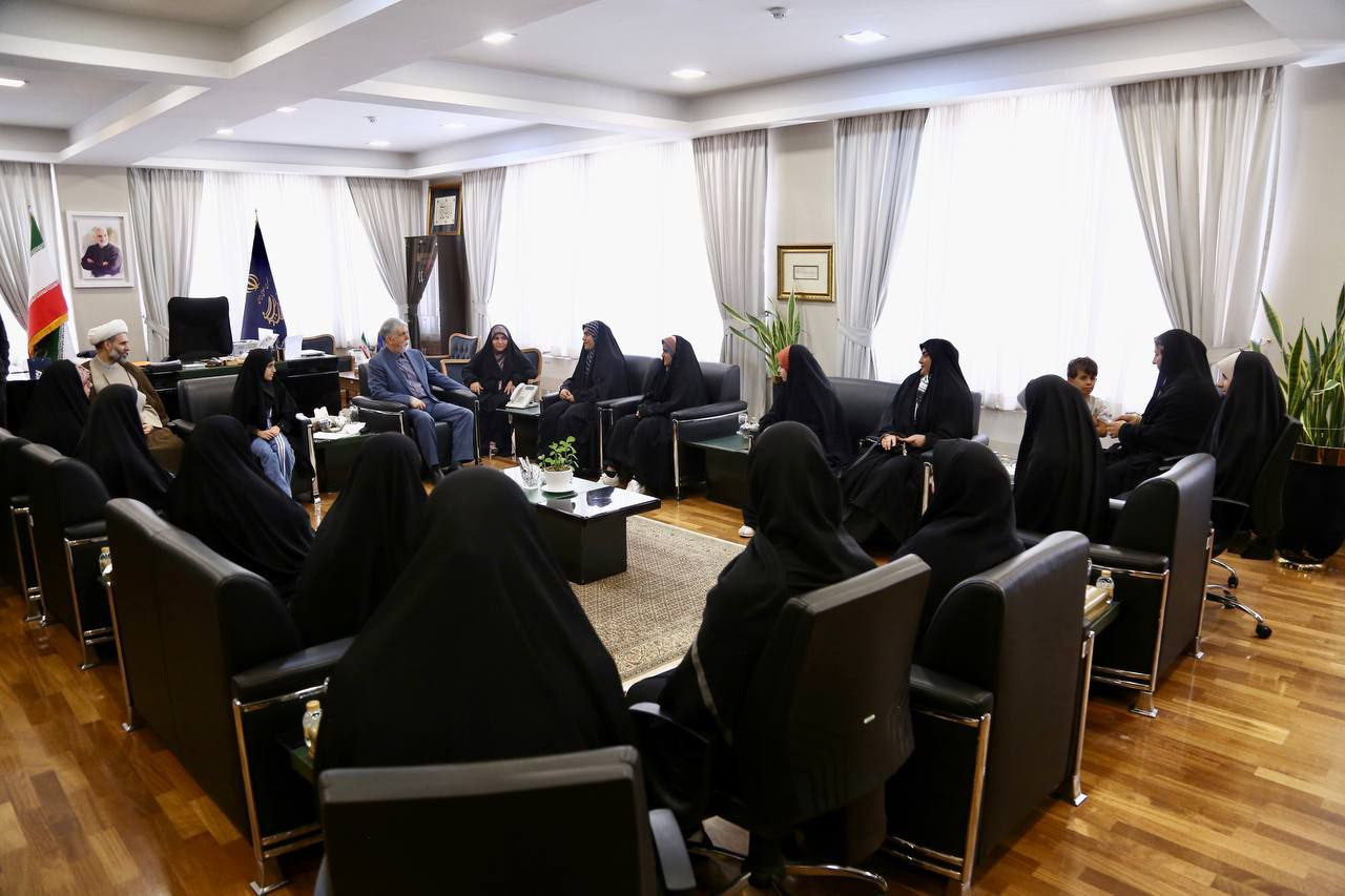 وزیر فرهنگ: کانونهای فرهنگی مساجد، پایگاه اصلی ارتباطی با خانواده شهدا باشد