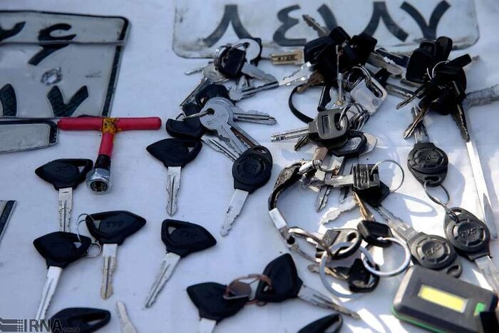 پایان کار باند قاپزنی با ۸۰ فقره سرقت/ دستگیری زورگیر زننما در پایتخت