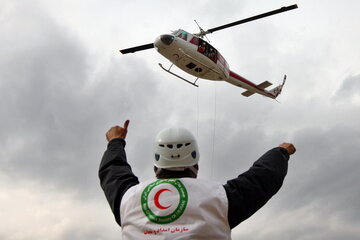 امدادگران هلال احمر برای نجات ۱۳کوهنورد به منطقه سبزکوه اعزام شدند