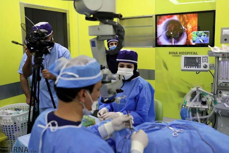 برخی چشم پزشکان بیمار را در اتاق عمل به دست تکنسین‌ها می‌سپارند