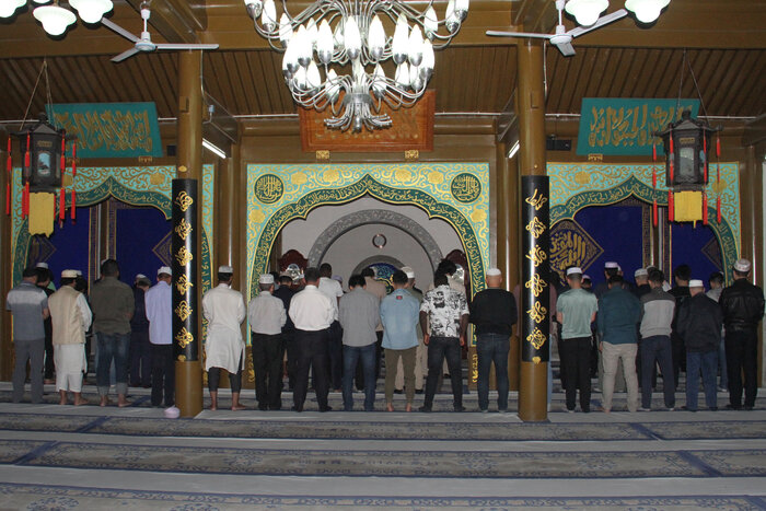  ایرنا- پکن-پهن کردن سفره افطاری در مساجد از جمله سنت‌های پسندیده‌ای است که در میان مسلمانان شهرهای مختلف چین به ویژه پکن وجود دارد.تصاویر، افطار مسلمانان چین در مساجد «نیوجیه» و «مادین»  پکن را نشان می دهند.*7