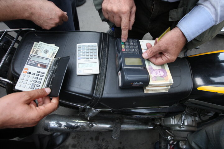 بازار ارز خالی از خریدار/دلالان نگران کاهش بیشتر قیمتها