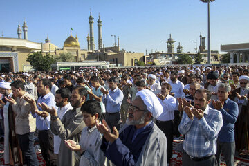 ایرنا - نماز عید سعید فطر امروز چهارشنبه همزمان با سراسر کشور در قم برگزار شد. عکس از عباس منجمی گیلانی