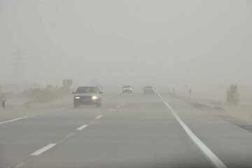 جاده‌های شرقی خراسان رضوی مه گرفته و غبارآلود است