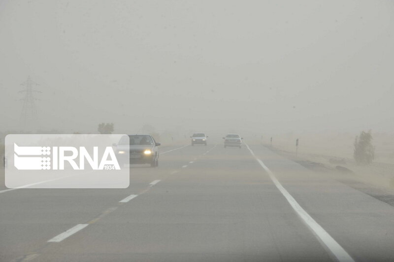 پدیده گرد و غبار شعاع دید را در جاده‌های خراسان رضوی کاهش داده است