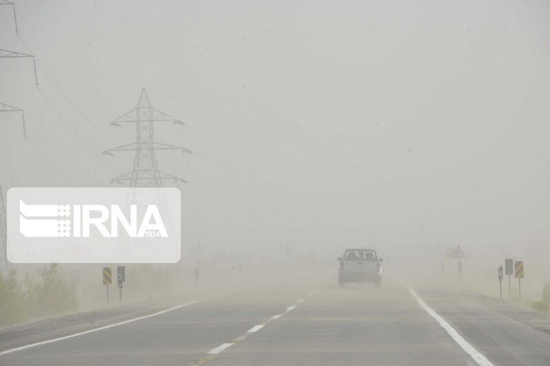 گرد و خاک دید افقی در جاده های سرخس و صالح آباد را کاهش داد