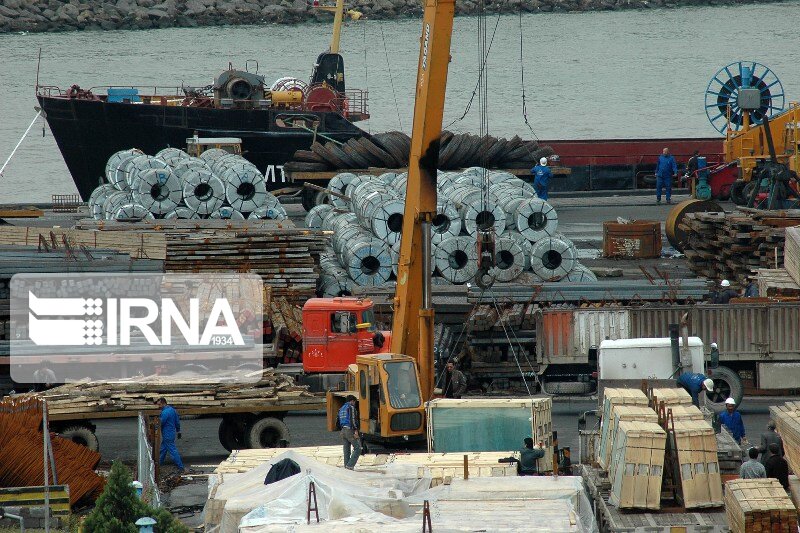 افزون بر ۲۴ هزار تن کالا از گمرکات آبادان صادر شد