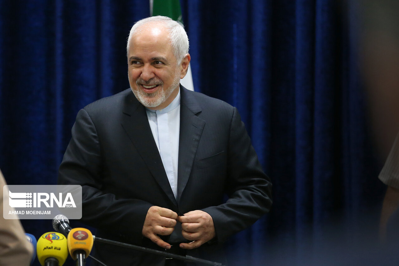 ظریف در میانه چرخ دنده جهل و خصومت ظریف در میانه چرخ دنده جهل و خصومت