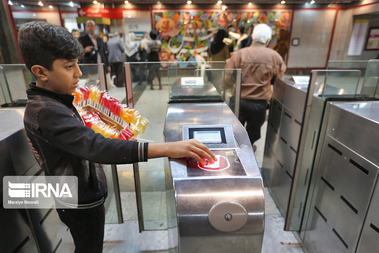 مدیران شهری با دستفروشان مترو پایتخت گفت و گو میکنند مدیران شهری با دستفروشان مترو پایتخت گفت و گو میکنند