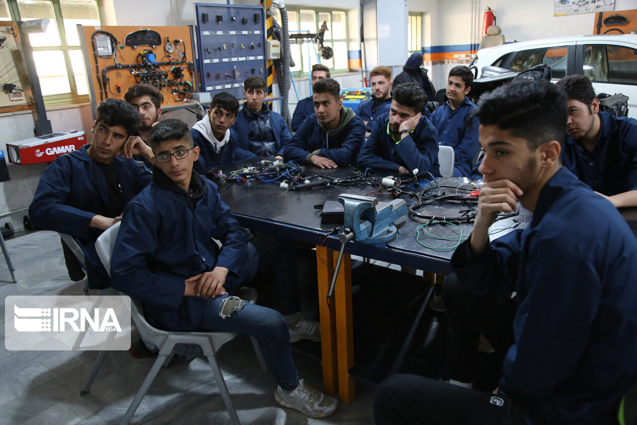 افزون بر 35 درصد دانشآموزان کشور مهارتهای فنیوحرفهای را فرا میگیرند