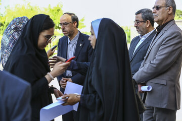 آزمون سراسری کنکور کارشناسی ارشد
ایرنا - تهران - آزمون کارشناسی ارشد سال ۱۳۹۸ و بیست و چهارمین دوره المپیاد علمی دانشجویی کشور از ساعت ۷:۳۰ صبح روز پنجشنبه در ۶ گروه آموزشی و ۱۳۱ کد رشته برای تمام دانشگاه‌های دولتی و غیردولتی از جمله دانشگاه آزاد اسلامی با حضور ۶۱۴ هزار و ۸۸۳ داوطلب آغاز شد و تا ظهر فردا ۲۴ خردادماه ادامه دارد. تصاویر برگزاری کنکور کارشناسی ارشد در دانشگاه علامه طباطبایی را نشان می دهد.