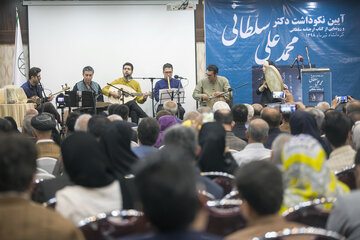 نکوداشت محمد عایرنا - کرمانشاه - مراسم نکوداشت محمد علی سلطانی و  رونمایی از کتاب ارجنامه سلطانی روز چهارشنبه (5 تیر) با حضور شخصیت های مهم استان کرمانشاه در هتل پارسیان برگزار شد. محمدعلی سلطانی نویسنده است و در زمینهٔ ادبیات، تاریخ، ادیان و مذاهب کردستان و کرمانشاه به پژوهش پرداخته‌ است. (عکاس: بهمن زارعی)لی سلطانی