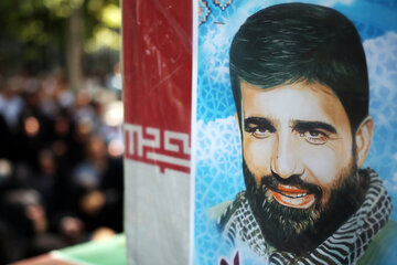 ایرنا - تهران - مراسم تشییع پیکر مطهر ۱۵۰ شهید دفاع مقدس امروز پنجشنبه با حضور مردم ولایتمدار و خانواده معظم شهدا و مسئولان لشکری و کشوری از مقابل دانشگاه تهران به سوی معراج شهدا برگزار شد. / عکس از مهتاب کرم بیگی