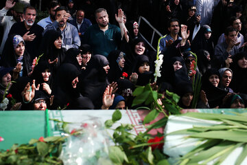 ایرنا - تهران - مراسم تشییع پیکر مطهر ۱۵۰ شهید دفاع مقدس امروز پنجشنبه با حضور مردم ولایتمدار و خانواده معظم شهدا و مسئولان لشکری و کشوری از مقابل دانشگاه تهران به سوی معراج شهدا برگزار شد. / عکس از مهتاب کرم بیگی