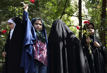 ایرنا - تهران - مراسم تشییع پیکر مطهر ۱۵۰ شهید دفاع مقدس امروز پنجشنبه با حضور مردم ولایتمدار و خانواده معظم شهدا و مسئولان لشکری و کشوری از مقابل دانشگاه تهران به سوی معراج شهدا برگزار شد. / عکس از مهتاب کرم بیگی