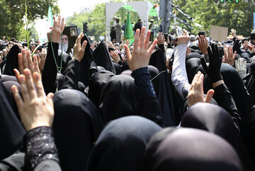 ایرنا - تهران - مراسم تشییع پیکر مطهر ۱۵۰ شهید دفاع مقدس امروز پنجشنبه با حضور مردم ولایتمدار و خانواده معظم شهدا و مسئولان لشکری و کشوری از مقابل دانشگاه تهران به سوی معراج شهدا برگزار شد. / عکس از مهتاب کرم بیگی