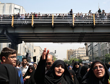 ایرنا - تهران - مراسم تشییع پیکر مطهر ۱۵۰ شهید دفاع مقدس امروز پنجشنبه با حضور مردم ولایتمدار و خانواده معظم شهدا و مسئولان لشکری و کشوری از مقابل دانشگاه تهران به سوی معراج شهدا برگزار شد. / عکس از مهتاب کرم بیگی