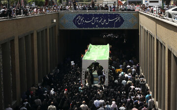 ایرنا - تهران - مراسم تشییع پیکر مطهر ۱۵۰ شهید دفاع مقدس امروز پنجشنبه با حضور مردم ولایتمدار و خانواده معظم شهدا و مسئولان لشکری و کشوری از مقابل دانشگاه تهران به سوی معراج شهدا برگزار شد. / عکس از مهتاب کرم بیگی