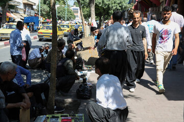 سنندج - ایرنا -  تصاویر بازار فروش اجناس دسته دوم در خیابان های شهر سنندج را نشان می دهد.(عکاس سیدمصلح پیرخضرانیان)
