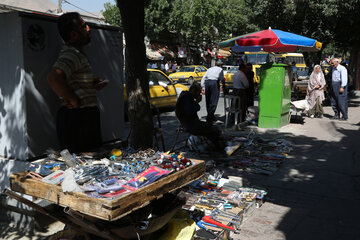 سنندج - ایرنا -  تصاویر بازار فروش اجناس دسته دوم در خیابان های شهر سنندج را نشان می دهد.(عکاس سیدمصلح پیرخضرانیان)