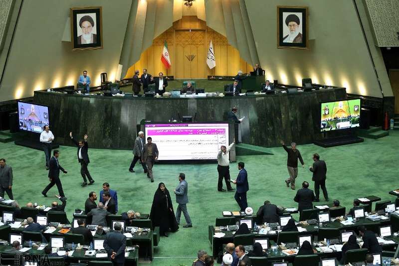 ۱۷۰ نماینده خواستار تحویل ۴ میلیون تن قیر به دستگاه های ذی ربط شدند
۱۷۰ نماینده خواستار تحویل ۴ میلیون تن قیر به دستگاه های ذی ربط شدند