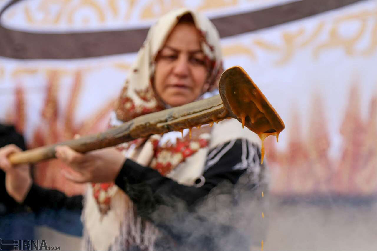 آیین سمنوپزان در روستای «کرتویج» کرمانشاه برگزار شد