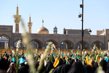 حرم امام رضا (ع) گلباران شد