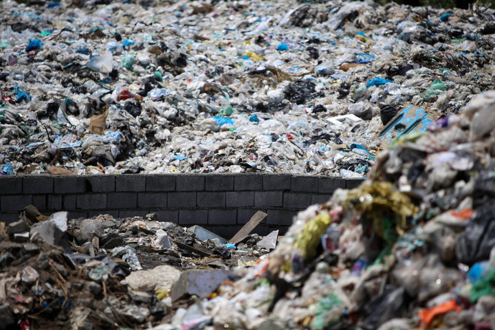 همنشینی زباله و ساحل در محمود آباد