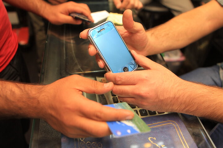 از ثبت سفارش تا تخصیص ارز؛ مشکلاتی که موبایل فروشان را نگران کرده است