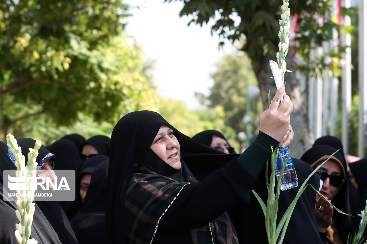 الگوی سوم زن ایرانی وظایف اجتماعی خود را همچون سنگر خانه انجام می‌دهد