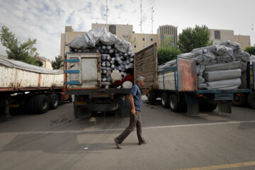 ايرنا-تهران- محموله قاچاق بزرگ پارچه و پوشاک به ارزش ۵٠ میلیارد تومان،که در پوشش سبوس توسط 20 کامیون و تریلر وارد تهران شده بود، امروز يكشنبه توسط مأموران نیروی انتظامی پایتخت کشف شد.عكس از امين جلالي
