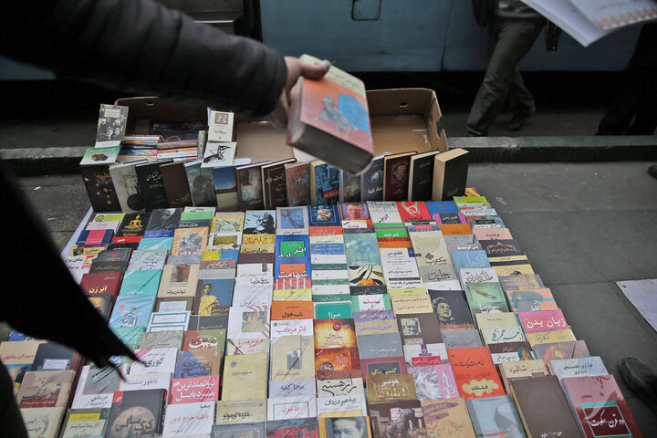 دستفروشان کتاب در خیابان انقلاب پایتخت ساماندهی میشوند