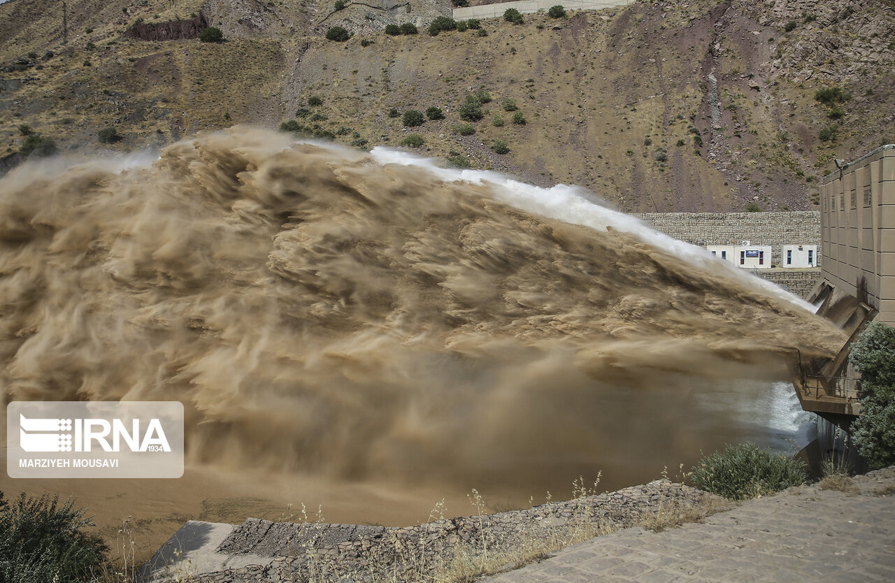رهاسازی رسوب سد لتیان؛ گردشگران در کنار رودخانه‌های تهران اتراق نکنند
